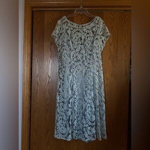 Adrianna Papell Lace Overlay Dress Mint/Neutral – Size 14